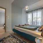 With Garage And Balcony In Center Apartament Budapesta