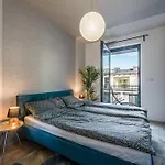 Apartament With Garage And Balcony In Center Budapesta