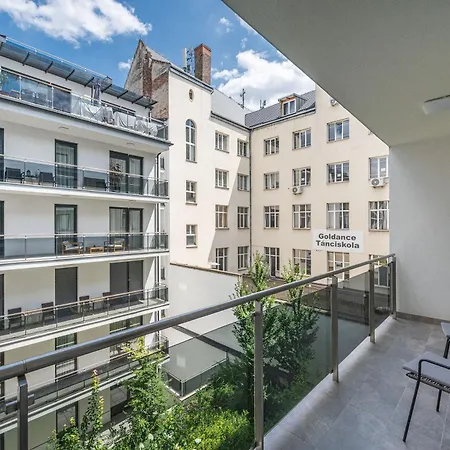 With Garage And Balcony In Center Apartament Budapesta