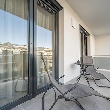 With Garage And Balcony In Center Apartment *