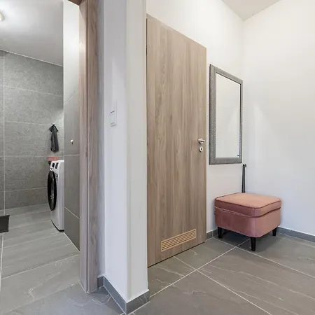With Garage And Balcony In Center Apartment *