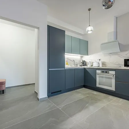 Apartment With Garage And Balcony In Center *