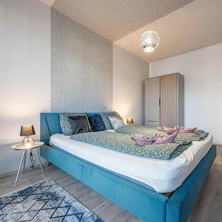 With Garage And Balcony In Center Apartment *