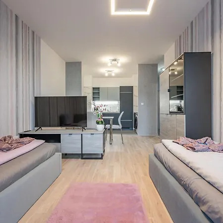 Apartment With Garage And Balcony In Center *