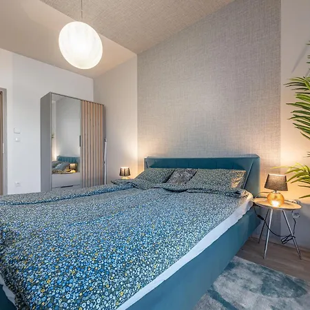 Apartment With Garage And Balcony In Center