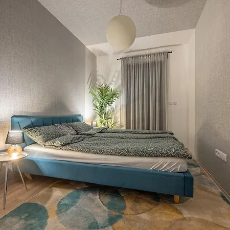 Apartment With Garage And Balcony In Center *