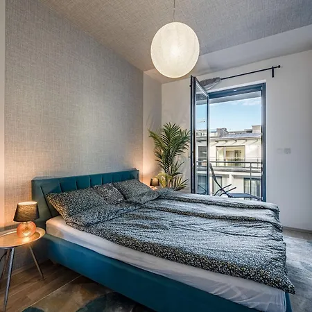 Apartment With Garage And Balcony In Center Budapest