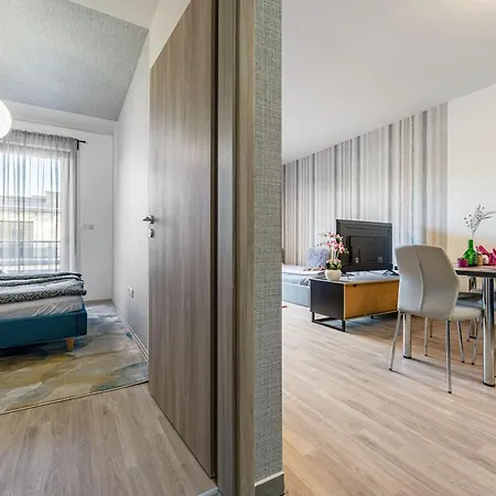 Apartment With Garage And Balcony In Center *