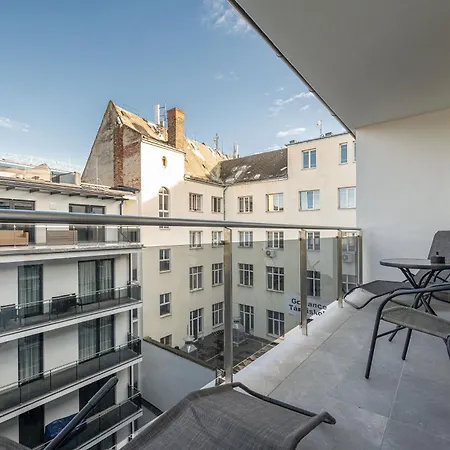 With Garage And Balcony In Center דירה