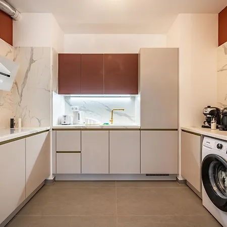 With Garage And Balcony In Center Apartment *